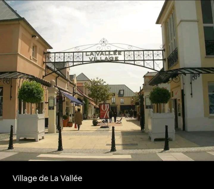 Appartement 2 Pieces 5Min Gare Val D'Europe Parking Inclus Montevrain Exterior photo